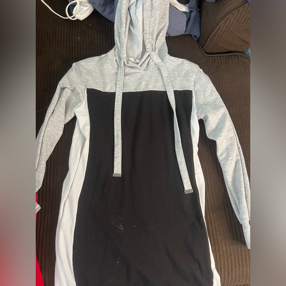 Size medium . Gray and black . Sweater-like long sleeve dress